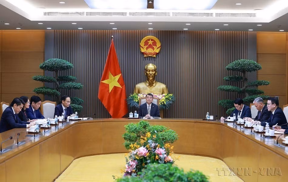 El primer ministro Le Minh Hung mantiene una conversación telefónica con su homólogo canadiense, Mark Carney, en la sede del Gobierno (21 de julio de 2026). Foto: VNA