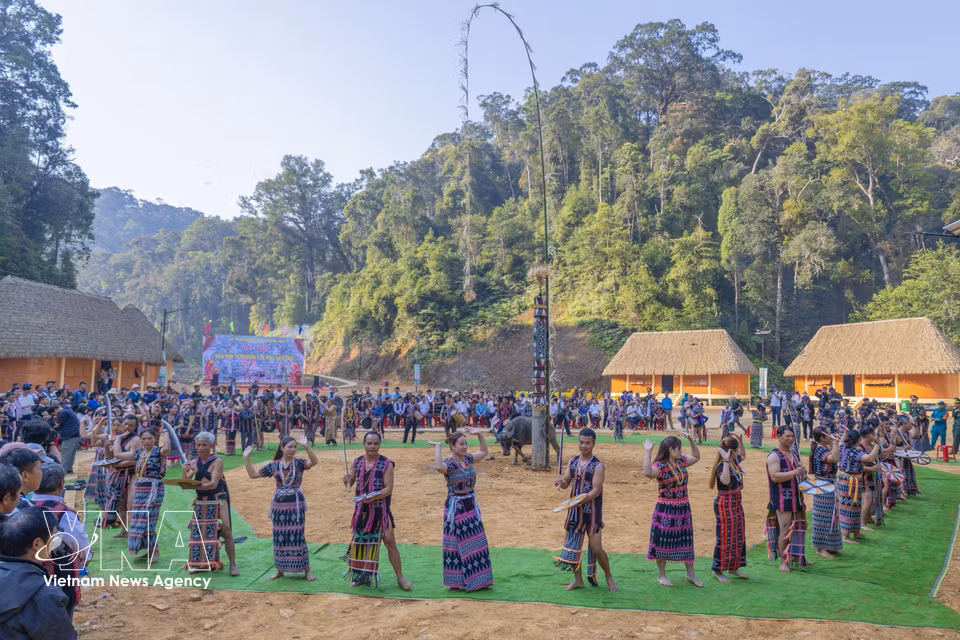 Ambiente solemne y festivo durante la celebración del festival "Inicio del año y agradecimiento al bosque" en la comuna de Hung Son, una expresión cultural singular del pueblo Co Tu que también promueve la conciencia sobre la protección de los recursos naturales. Foto: VNA