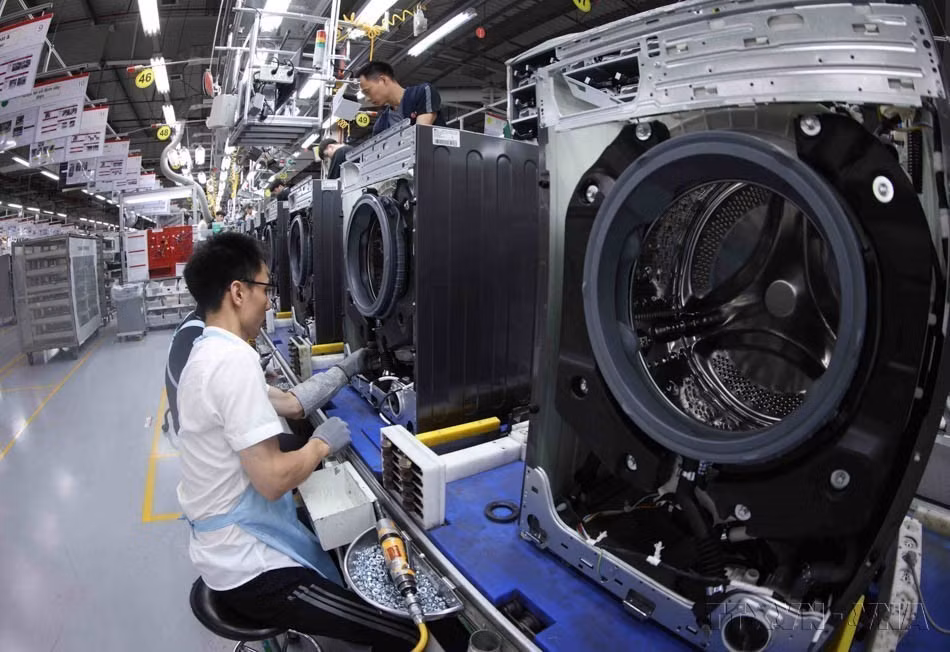 Línea de ensamblaje de lavadoras en la fábrica de LG Electronics Vietnam Hai Phong, cuyos productos se exportan a numerosos mercados, entre ellos Canadá. Foto: VNA