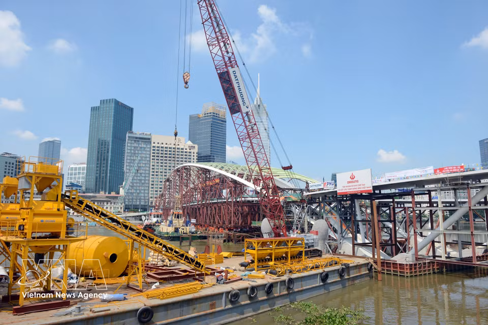 El proyecto del puente peatonal sobre el río Saigón ha completado aproximadamente el 90% de los trabajos de construcción. Foto: VNA