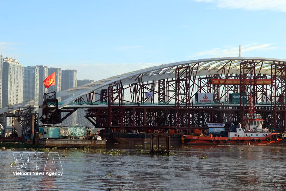 Las operaciones para unir definitivamente la estructura comenzaron en la madrugada del 21 de octubre de 2026 y estaba previsto que concluyeran durante la tarde de esa misma jornada. Foto: VNA
