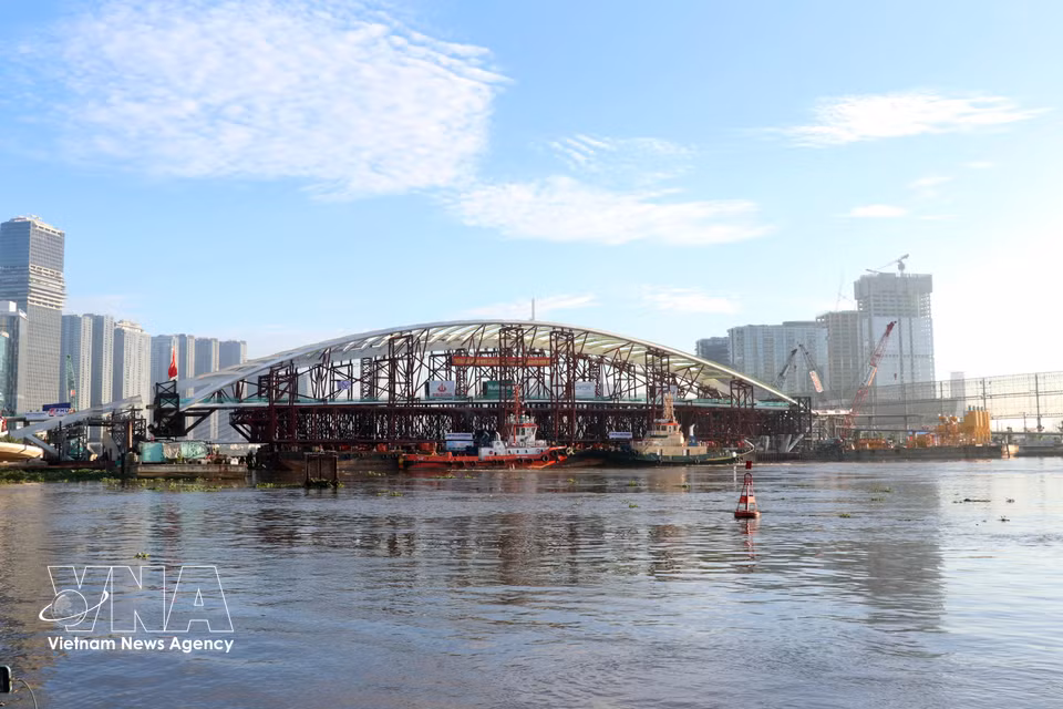 Vista general de la zona de obras del puente peatonal sobre el río Saigón en la mañana del 21 de octubre de 2026. Foto: VNA