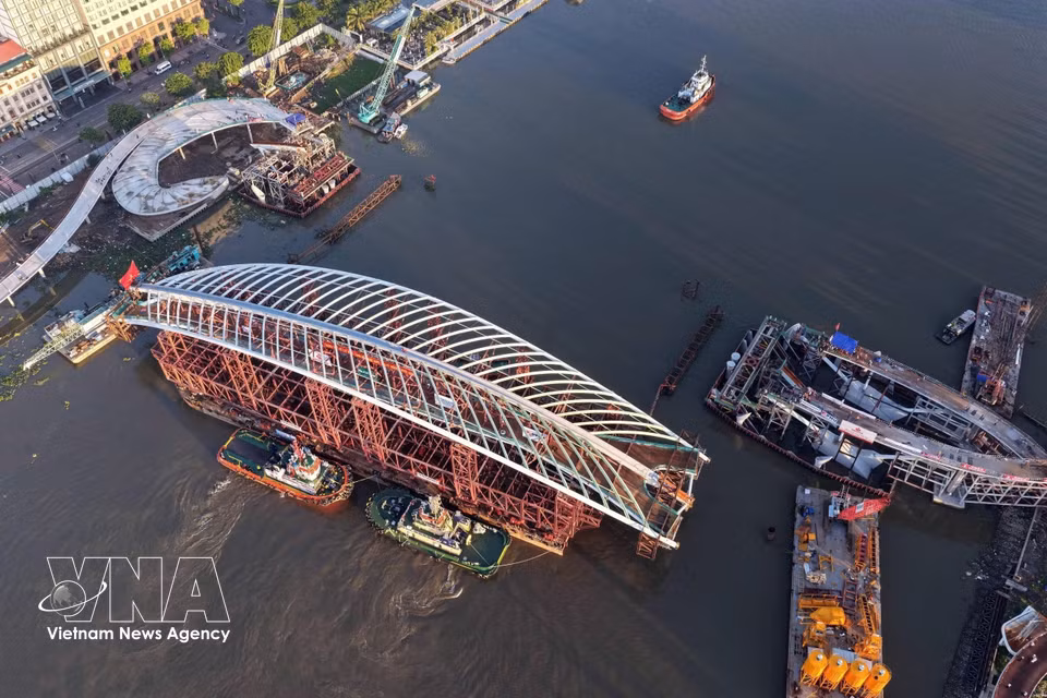El puente peatonal sobre el río Saigón, cuyo diseño evoca la forma de una hoja de palma de nipa, conectará el muelle de Bach Dang con la nueva zona urbana de Thu Thiem. Foto: VNA