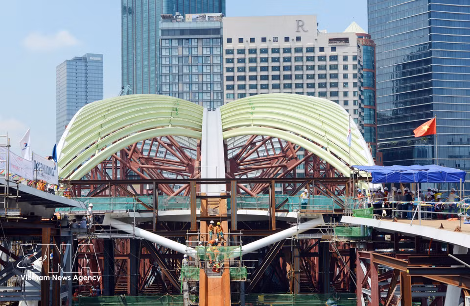 Inspirado en la silueta de una hoja de nipa, el puente conectará el muelle de Bach Dang con la nueva zona urbana de Thu Thiem y aspira a convertirse en un nuevo icono arquitectónico de Ciudad Ho Chi Minh. Foto: VNA