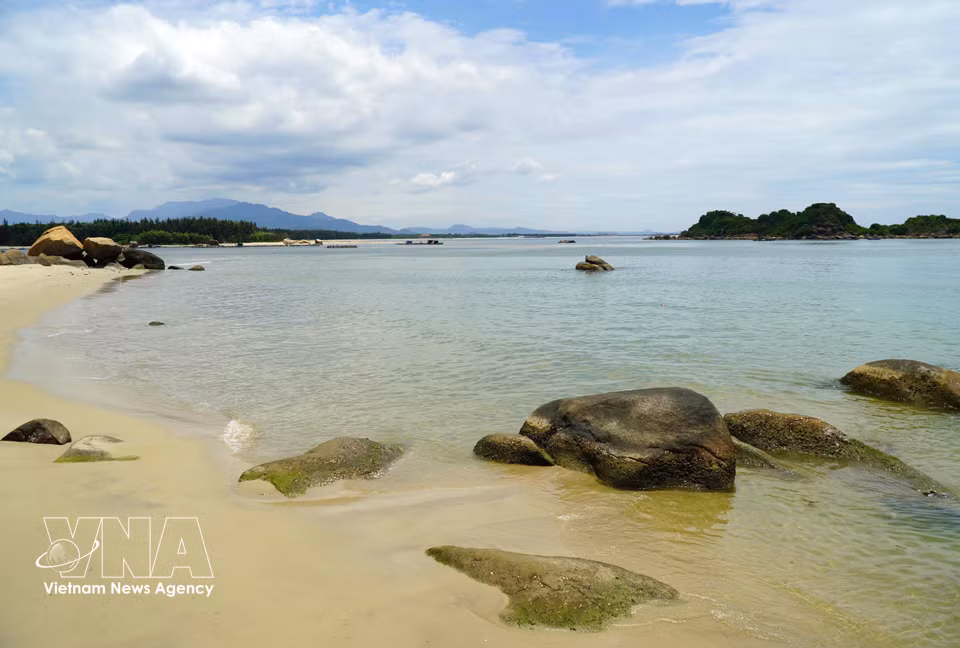 La playa de arena fina y dorada y sus aguas transparentes, sello distintivo de Son Tra. (Foto: VNA)