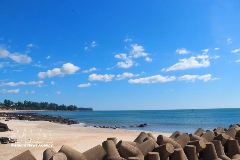 Las aguas azules, las arenas blancas y las formaciones rocosas naturales crean el encanto característico de Cua Tung. (Foto: VNA)