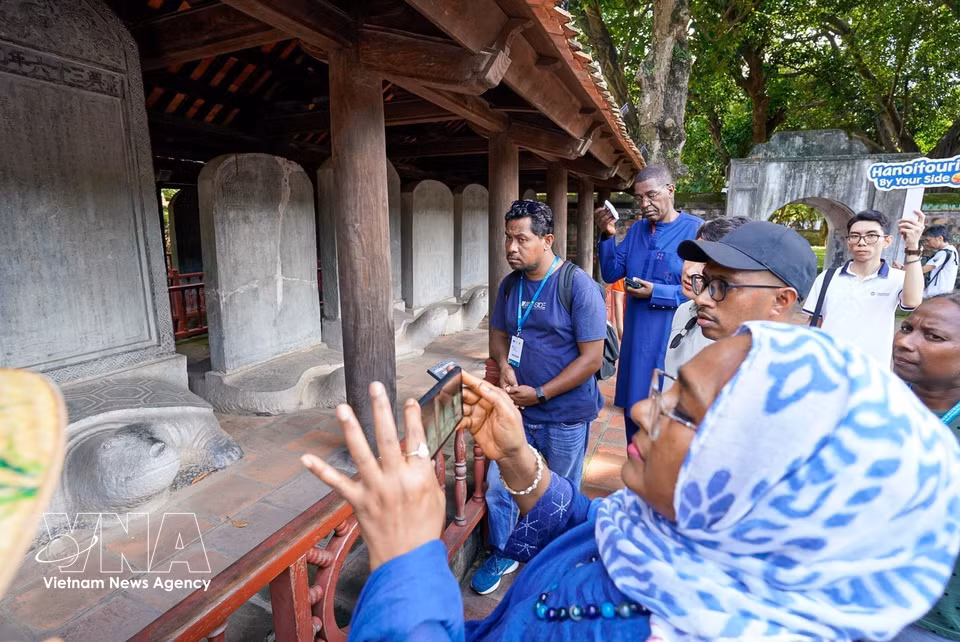 La delegación del Diálogo Asia-Pacífico sobre Patrimonio y Autenticidad visita el Templo de la Literatura, en Hanoi, el 27 de septiembre de 2026. Foto: VNA
