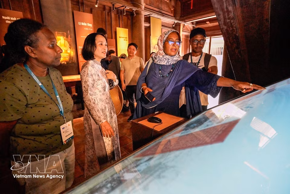 La delegación del Diálogo Asia-Pacífico sobre Patrimonio y Autenticidad visita el Templo de la Literatura, en Hanoi, el 27 de septiembre de 2026. Foto: VNA