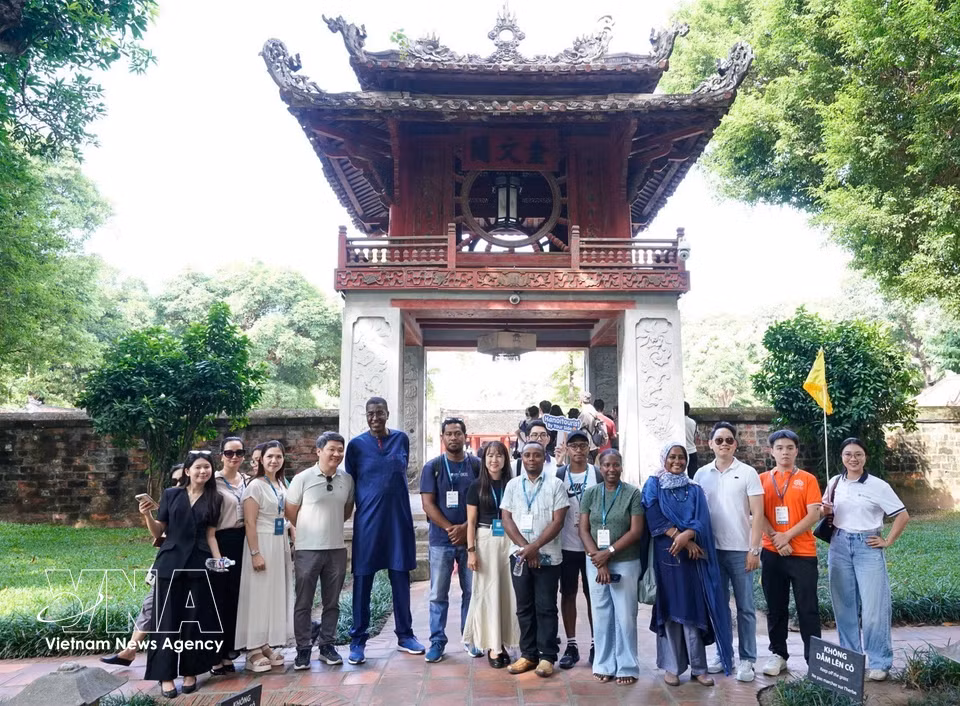 La delegación del Diálogo Asia-Pacífico sobre Patrimonio y Autenticidad visita el Templo de la Literatura, en Hanoi, el 27 de septiembre de 2026. Foto: VNA