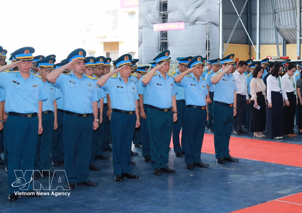 Los delegados participan en el acto de homenaje en memoria de los héroes y mártires. Foto: VNA