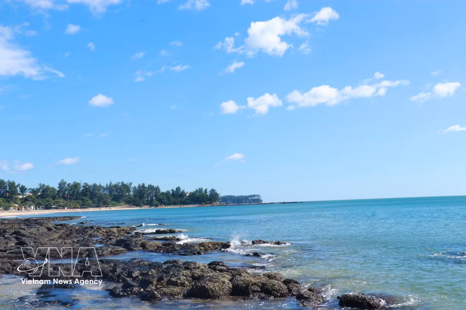 La playa de Cua Tung se asemeja a una bahía aislada, formada por estructuras geológicas con dos formaciones rocosas sumergidas que se extienden hacia el mar. (Foto: VNA)