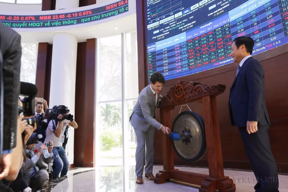 El primer ministro canadiense Justin Trudeau toca el gong para inaugurar la sesión bursátil en la Bolsa de Valores de Ciudad Ho Chi Minh (9 de noviembre de 2017). Foto: VNA