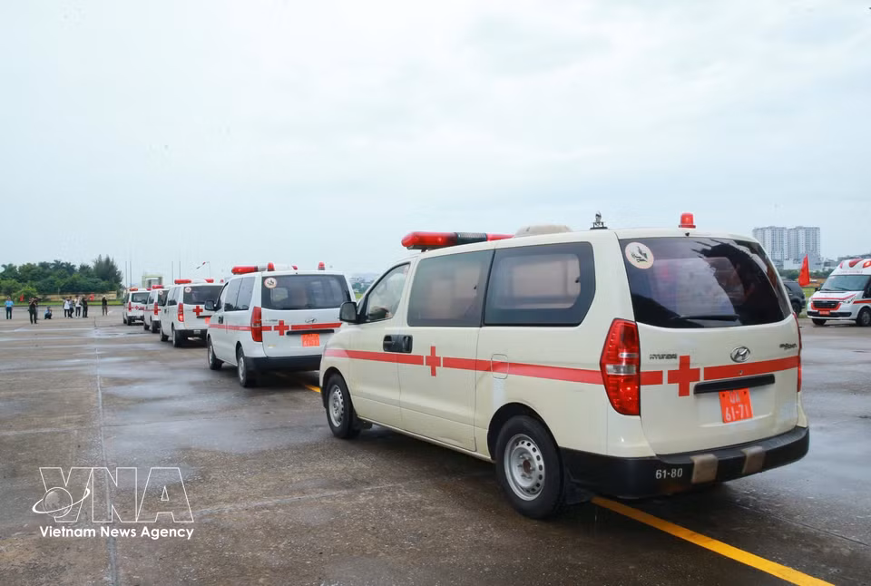 Una flota de vehículos especializados transporta las muestras de restos óseos de los mártires hasta la Academia de Ciencia y Tecnología de Vietnam, donde se realizarán los análisis de ADN. Foto: VNA