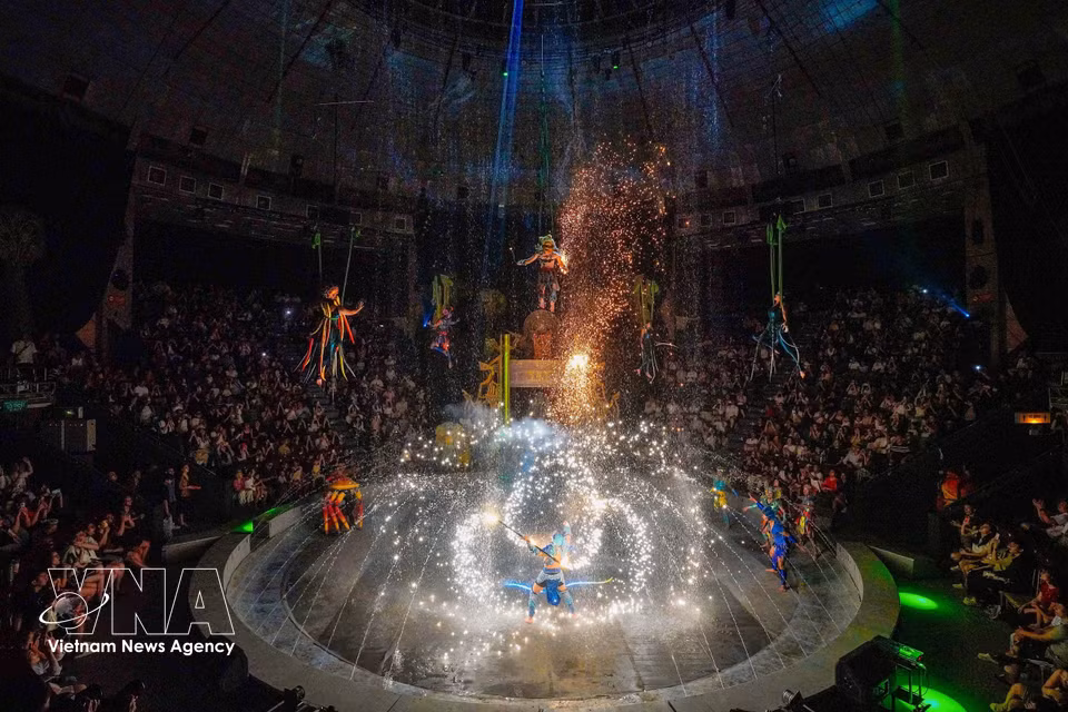La pista circular del Circo Central ha sido acondicionada para convertirse en un escenario acuático, ampliando las posibilidades de expresión e interacción de los artistas. Foto: VNA