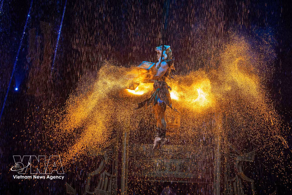 La tecnología no sustituye las habilidades de los artistas, sino que potencia la expresividad de sus actuaciones y realza los movimientos, las figuras y los momentos más impactantes sobre el escenario. Foto: VNA