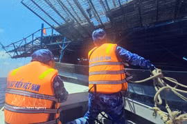 Guardia Costera rescata embarcación averiada con 57 pescadores cerca de Truong Sa (Foto: VNA)