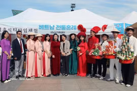 Song Mun Yeong, directora del centro de apoyo a familias multiculturales de Seongnam, y la ministra consejera Nguyen Thi Thai Binh, junto con novias y estudiantes vietnamitas en Seongnam. (Foto: VNA)