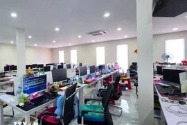 Una sala de operación de estafa en línea en la ciudad camboyaana de Poipet. (Foto: AKP)