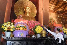 Presidente de Asamblea Nacional rinde homenaje a los heroicos mártires en Ciudad Ho Chi Minh (Foto: daibieunhandan.vn)
