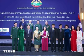 Líderes vietnamitas asisten a la celebración del 50.º Día Nacional de Laos. (Foto: VNA)