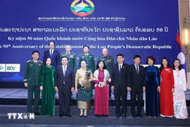 Líderes vietnamitas asisten a la celebración del 50.º Día Nacional de Laos. (Foto: VNA)