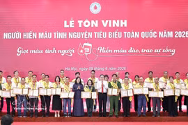 El presidente de la Asamblea Nacional de Vietnam, Tran Thanh Man, y la ministra de Salud, Dao Hong Lan, honran a donantes voluntarios de sangre más destacados a nivel nacional en 2026. (Foto: VNA)