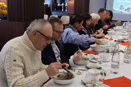 Comensales disfrutan el Pho vietnamita. (Foto: VNA)
