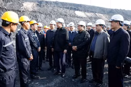El secretario general del Partido Comunista de Vietnam, To Lam, extiende saludos del Tet a mineros del carbón en Quang Ninh (Foto: VNA)