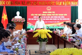 El viceprimer ministro Bui Thanh Son en una reunión con autoridades de la provincia central de Khanh Hoa (Foto; VNA)