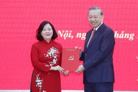 La miembro del Buró Político del Partido Comunista de Vietnam (PCV) y secretaria de su Comité en Hanoi, Bui Thi Minh Hoai, fue designada como nueva secretaria del Comité partidista del Frente de la Patria (FPV) y las organizaciones de masas a nivel central. (Foto: VNA)