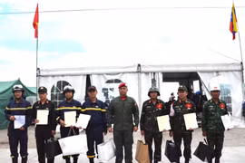 Gobierno de Venezuela condecora a brigada de rescate de Vietnam. (Foto: qdnd.vn)