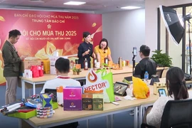 Presentan en transmisión en directo especialidades regionales en la primera Feria de Otoño 2025. (Foto: VNA)