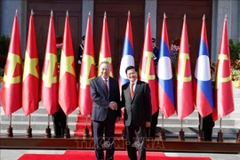 El secretario general del Comité Central del Partido Popular Revolucionario de Laos y presidente del país, Thongloun Sisoulith, (derecha) recibe al secretario general del Partido Comunista de Vietnam, To Lam. (Foto: VNA)