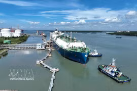 Un buque transportador de GNL atraca en la terminal de GNL Thi Vai (Ba Ria - Vung Tau) para importar gas natural licuado, complementando el suministro energético para el mercado nacional. Foto: VNA