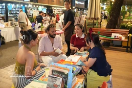 El Festival del Libro y la Cultura Noctura en Ciudad Ho Chi Minh forma espacio de intercambio para lectores. (Foto: VNA)