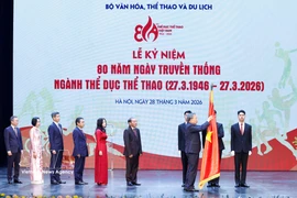 El secretario general del Partido Comunista de Vietnam, To Lam, entrega la Orden del Trabajo de Primera Clase al Departamento de Deportes y Educación Física de Vietnam. (Foto: VNA)