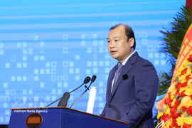 El profesor asociado y doctor Le Hai Binh, subdirector de la Academia Nacional de Política Ho Chi Minh, en la sesión. (Foto: VNA)