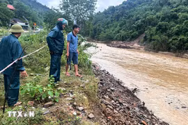 Descubren bomba de casi 1,4 metros de largo bajo el río Nam Mo. (Foto: VNA)