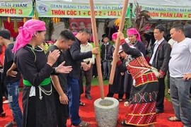 Competencia de molienda tradicional de Com, recreando el oficio de hacer Com y honrando las manos laboriosas de los habitantes de la comuna de Hop Thanh. Foto: VNA