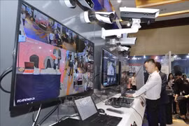 Visitantes en exposición de equipos tecnológicos para ciberseguridad. (Foto: VNA)