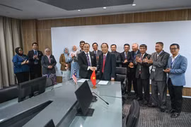 El viceministro de Agricultura y Medio Ambiente, Phung Duc Tien, (derecha) con dirigentes del Ministerio de Agricultura y Seguridad Alimentaria de Malasia. (Foto: VNA)