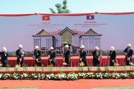 Los ministros de Seguridad Pública de Vietnam y Laos copresiden el acto de colocación de la primera piedra del Centro de Comando de Seguridad del Ministerio de Seguridad Pública de Laos. (Foto: VNA)