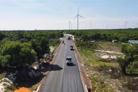 Los contratistas aceleran el progreso en el tramo que atraviesa la comuna de Cam Hong. Foto: VNA