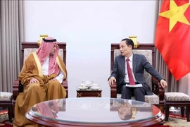El ministro de Relaciones Exteriores de Vietnam, Le Hoai Trung, recibe al embajador saliente de Arabia Saudita, Mohammed Ismaeil A. Dahlwy. (Foto: VNA)