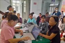 Personas acuden a consulta en el Puesto de Salud de la comuna de Phu Rieng, provincia de Dong Nai. (Foto: VNA)