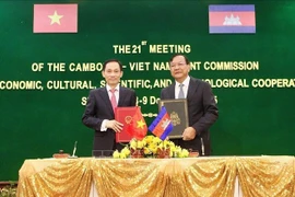 El miembro del Comité Central del Partido Comunista de Vietnam (PCV) y ministro de Relaciones Exteriores, Le Hoai Trung, y el miembro del Comité Permanente del Partido Popular de Camboya (PPC), viceprimer ministro y titular de Asuntos Exteriores y Cooperación Internacional, Prak Sokhonn. (Foto: VNA)