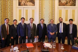 Phan Dinh Trac, miembro del Buró Político, secretario del Comité Central del PCV y jefe de su Comisión de Asuntos Interiores, realiza visita de trabajo a Portugal. (Foto: VNA)