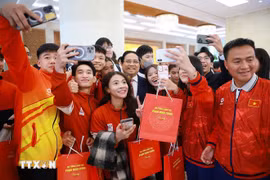 El primer ministro de Vietnam, Pham Minh Chinh, con estudiantes galardonados en concursos internacionales en 2025. (Foto: VNA)