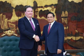 El primer ministro de Vietnam, Pham Minh Chinh, y el embajador de Estados Unidos en Hanoi, Marc Knapper (Foto: VNA)
