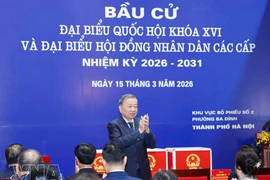 El secretario general del Partido Comunista de Vietnam, To Lam, ejerce su derecho al voto en las elecciones legislativas . (Foto: VNA)